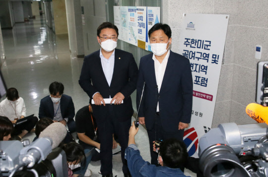 김영진 민주당 원내수석부대표와 김성원 국민의힘 원내수석부대표(왼쪽)가 28일 국회 의원회관에서 여야 원내수석 회동을 마치고 브리핑하고 있다. 연합뉴스